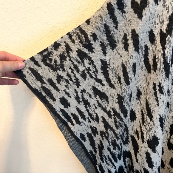 Chico’s Animal Print Knit Cape One Size - Picture 5 of 5
